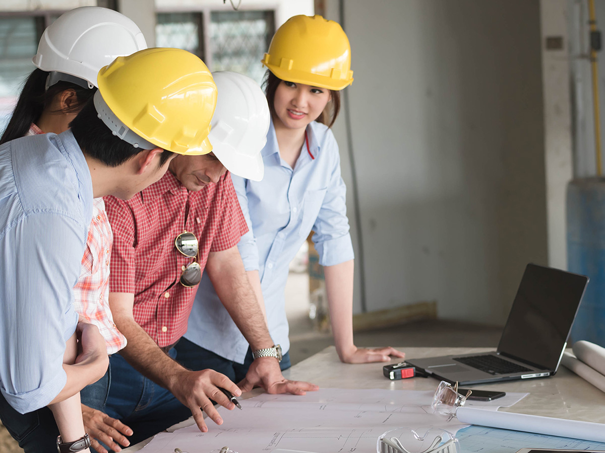 Builders planning their project